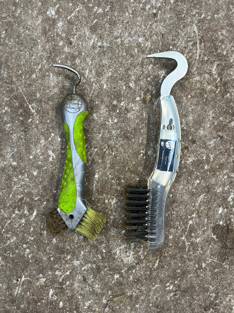 Unique-horn Titan Hoofpick – Sterke hoevenkrabber met staalborstel